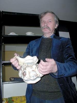 Mariusz Dmetrecki pokazuje przekazany dla muzeum XIX-wieczny porcelanowy dzbanek. Bogdan Prejs