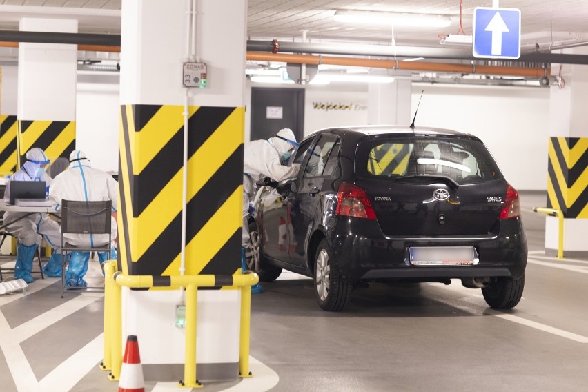 Nowe centrum testowe COVID-19 drive-thru przy Muzeum II Wojny Światowej. Aplikacja ma pomóc uniknąć kolejek