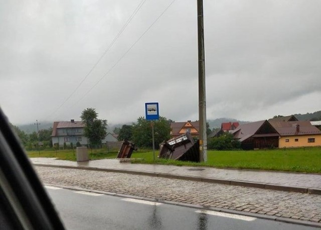 Powalona wiata przystankowa w Klikuszowej