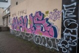 Kraków. Miasto kontra graffiti. Zabazgrane kamienice i wiadukt - to "sztuka" czy wandalizm?