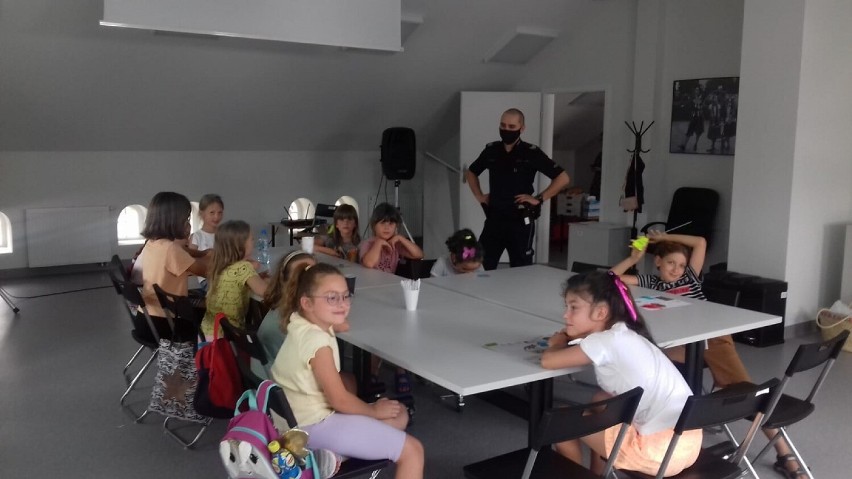 Bezpieczne wakacje - policja w Zduńskiej Woli przypomina dzieciom o zasadach