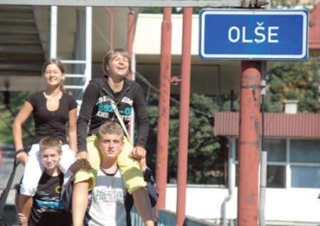 Jagoda Grobelna, Michał Adamaszek, Marta Rykała i Tymoteusz Zaczkiewicz na moście nad Olzą w Cieszynie. Fot. Wojciech Trzcionka