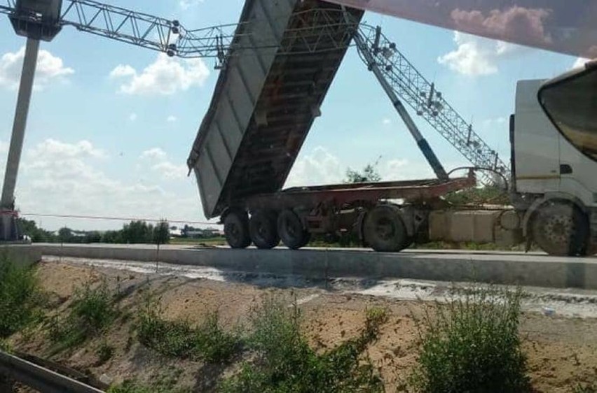 Autostrada A1 w Piotrkowie zablokowana. Ciężarówka uderzyła...