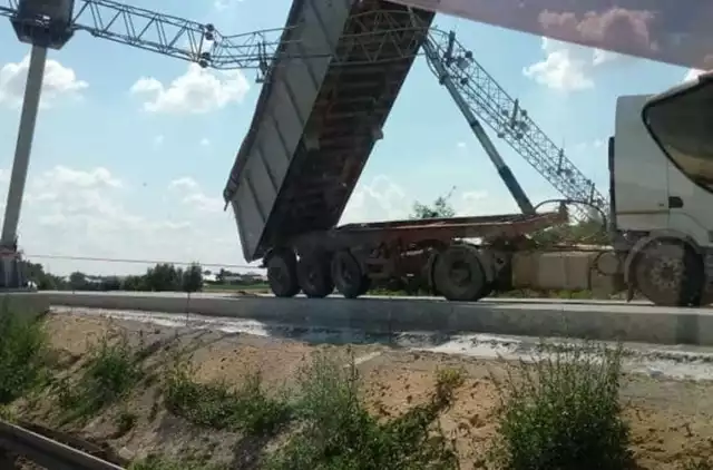 Autostrada A1 w Piotrkowie zablokowana. Ciężarówka uderzyła w bramownicę ViaTolll