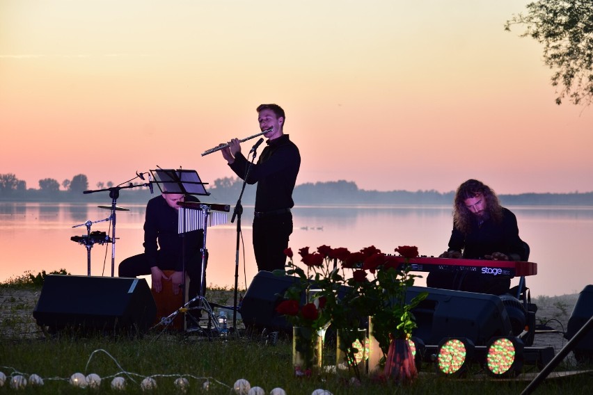 Koncert zespołu Starless na plaży Dużego Jeziora w Cukrowni...