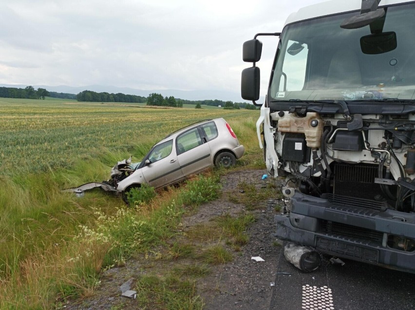 Tragiczny wypadek na DW384. Droga między Dzierżoniowem, a Łagiewnikami jest zablokowana