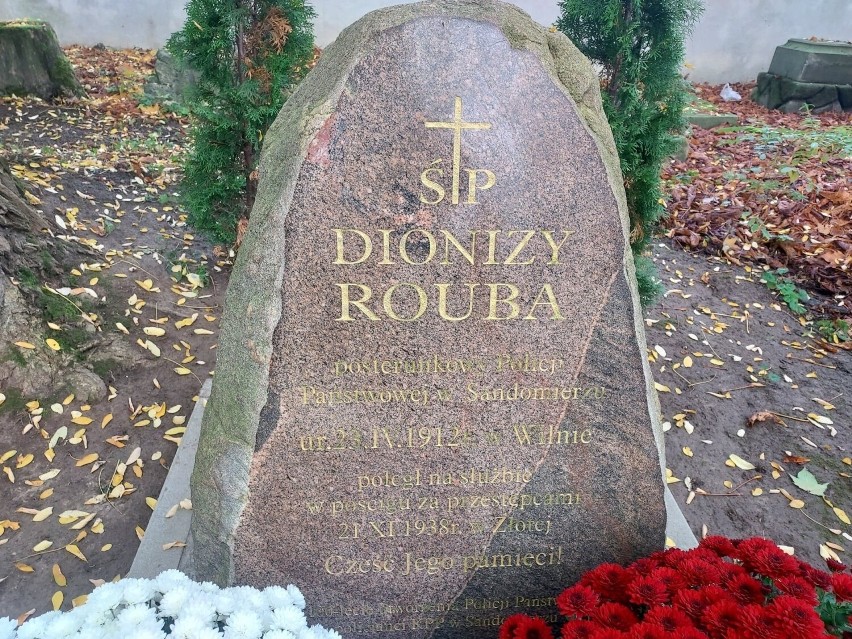 Policjanci w przeddzień uroczystości Wszystkich Świętych odwiedzili w Sandomierzu  groby mundurowych, którzy oddali na służbie życie