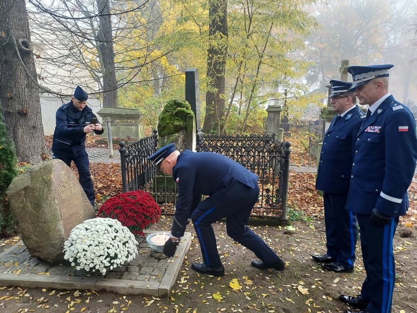 Policjanci w przeddzień uroczystości Wszystkich Świętych odwiedzili w Sandomierzu  groby mundurowych, którzy oddali na służbie życie