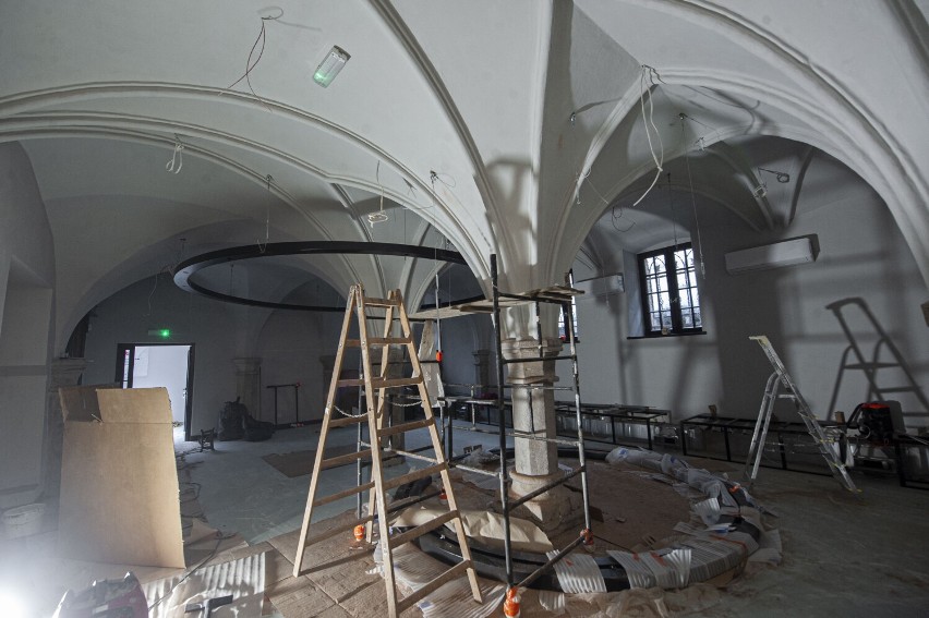 W Kołobrzegu coraz bliżej do zakończenia remontu zabytkowych piwnic ratusza (zdjęcia)