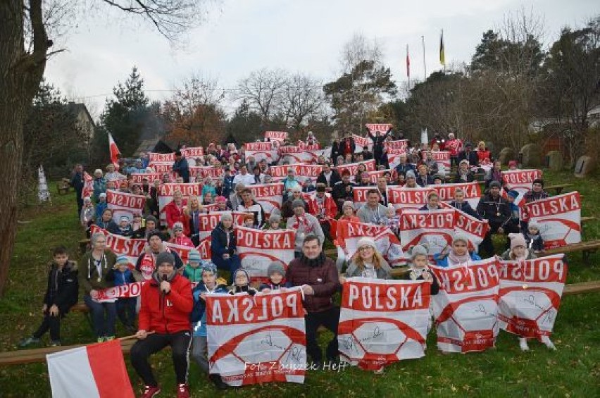 1918 metrów z okazji Święta Niepodległości w Wierzchucinie (listopad 2018). Blisko 150 biegaczy przyszło na imprezę | ZDJĘCIA