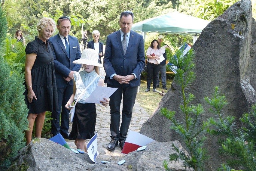  Ambasador Izraela w Polsce z wizytą w Bieszczadach. Oddał hołd polskim Żydom i Romom zamordowanym w Lutowiskach [ZDJĘCIA]