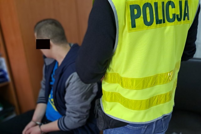 Mężczyzna podczas legitymowania był nerwowy i pobudzony. Policjanci znaleźli przy nim plastikowy pojemnik z białym proszkiem