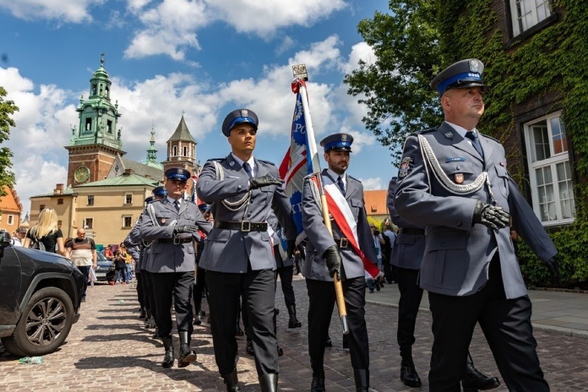 Małopolskie Obchody Święta Policji na Wawelu za nami. "Noszenie munduru polskiego policjanta to duma, honor i wyzwanie"