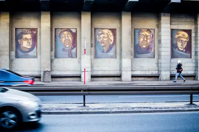 Początkowo wnęki przy obu przystankach przeznaczone były na galerię plakatu, pomysłodawcą miał być sam Edward Gierek, pomysłu jednak nigdy nie zrealizowano. W 2010 roku zostały udostępnione artystom, a ci wykonali 25 muralowych portretów znanych osobistości. Znaleźli się wśród nich pisarze, muzycy, poeci i filmowcy, a także pięć osób wybranych przez warszawiaków. Mieszkańcy stolicy wybrali Bareję, Łomnickiego, Jandę, Kieślowskiego i Kazika. Galeria została odsłonięta 31 sierpnia 2010 roku.