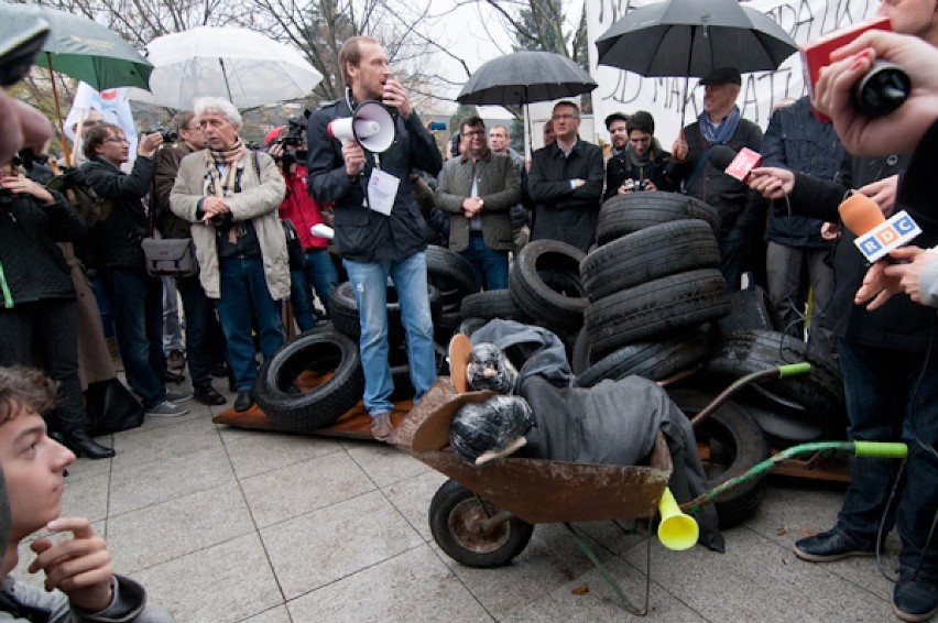 Przedsiębiorcy spalili kukły polityków. Demonstracja pod...