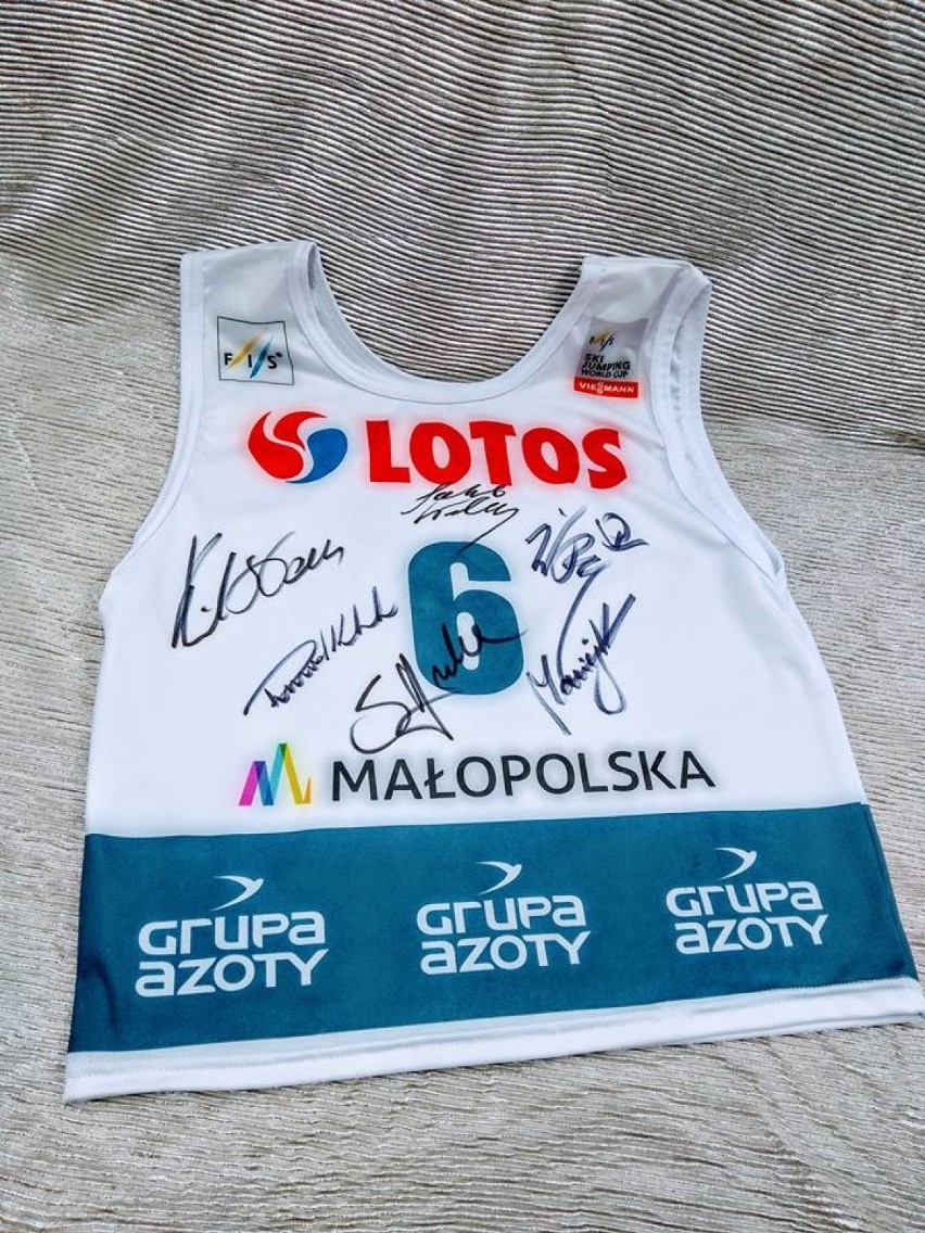 Plastron z autografami całej drużyny skoczków narciarskich....