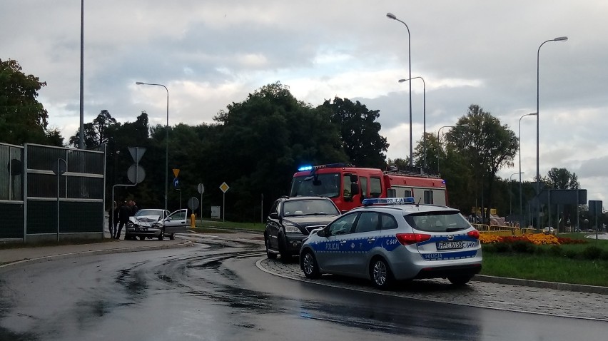 Na rondzie, na którym doszło do stłuczki była policja oraz...