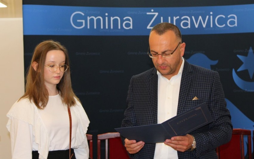 Trzy zdolne, ambitne i pracowite uczennice nagrodzone przez wójta gminy Żurawica Tomasza Szeleszczuka [ZDJĘCIA]
