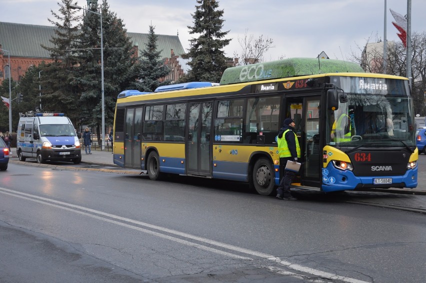 Wypadek w Tarnowie. Zderzenie autobusu MPK z samochodem osobowym [ZDJĘCIA]