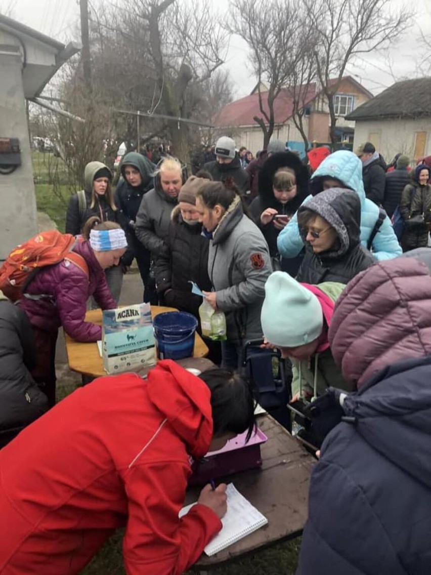 Ogromna kolejka właścicieli zwierząt w Ukrainie, oczekująca...