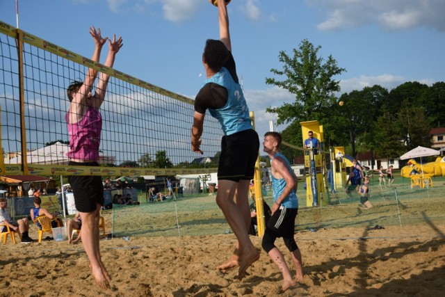 Największy turniej siatkówki plażowej „Obłędna Plaża 2023” - przeszedł do historii. To były cztery dni siatkarskiego święta w Zbąszyniu.

Kolejny rok przyniósł kolejny rekord frekwencji. 318 ekip na starcie, to najwyższy wynik w historii siatkówki plażowej w Polsce. Rozgrywki odbywały się na 10 boiskach plażowych