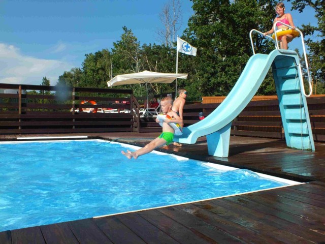 W środę na letnich basenach w Starachowicach najwięcej było dzieci, na zjeżdżalni. Więcej na kolejnych zdjęciach