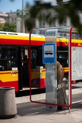 Zmiany na przystankach autobusowych w Warszawie. Usprawnione przesiadki i więcej przystanków stałych