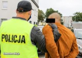 Bez prawa jazdy uciekał przed policją i wyrzucił z auta ponad 1.5 kg metamfetaminy! Mężczyźnie grozi 10 lat odsiadki 