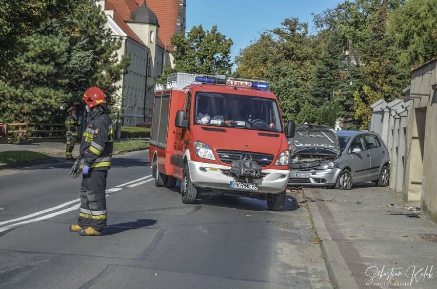 Samochód osobowy uderzył w ścianę budynku na ul. Kołłątaja [ZDJĘCIA]