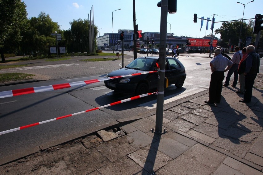 Wypadek na Jana Pawła II - Auto wjechało w przystanek...