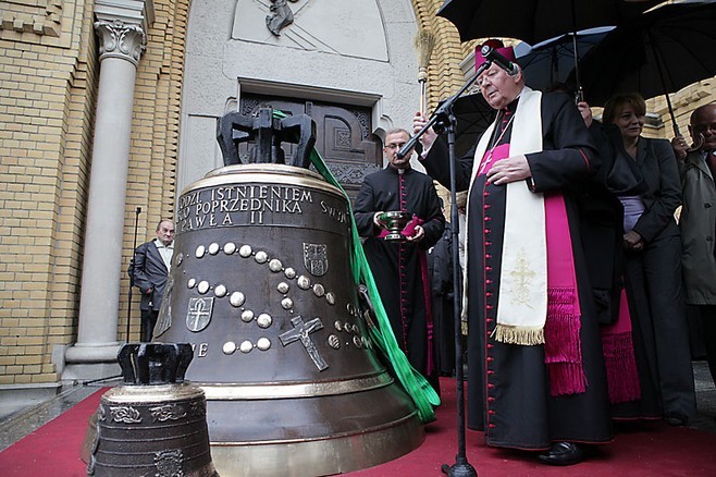 Na wieżę archikatedry powrócił dzwon. Serce Łodzi zastąpiło Zygmunta [ZDJĘCIA]