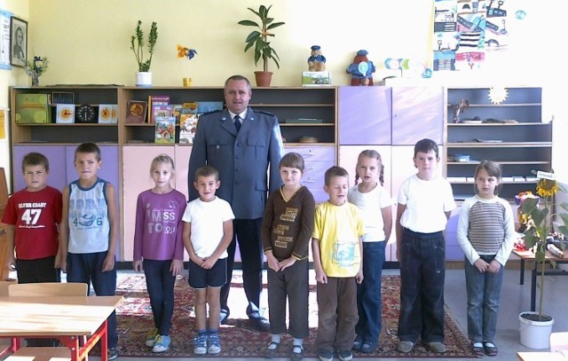 Uczniowie z dzielnicowym asp. Dariuszem Gabryelczykiem z Komisariatu w Opalenicy fot.Justyna Bartkowiak