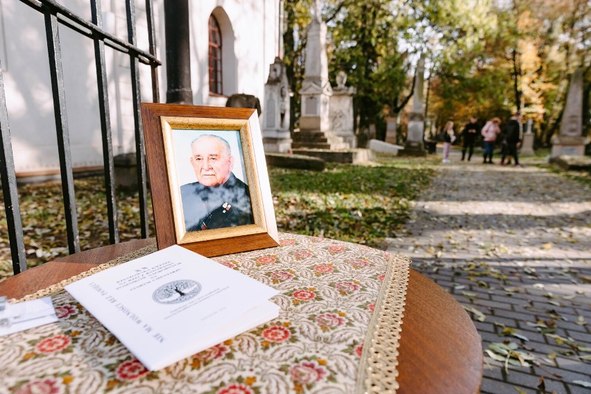 Trwa kwesta na Starym Cmentarzu w Rzeszowie. Wolontariusze zbierają datki na ratowanie nagrobków