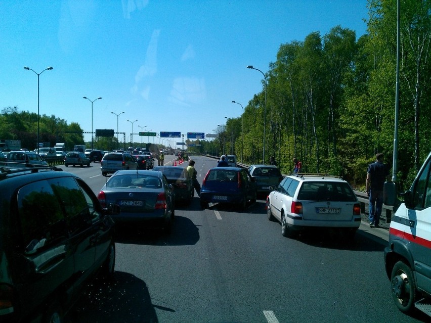 Wypadek ciężarówki z rurami na A4 w Katowicach. Korki w promieniu kilku kilometrów [ZDJĘCIA]