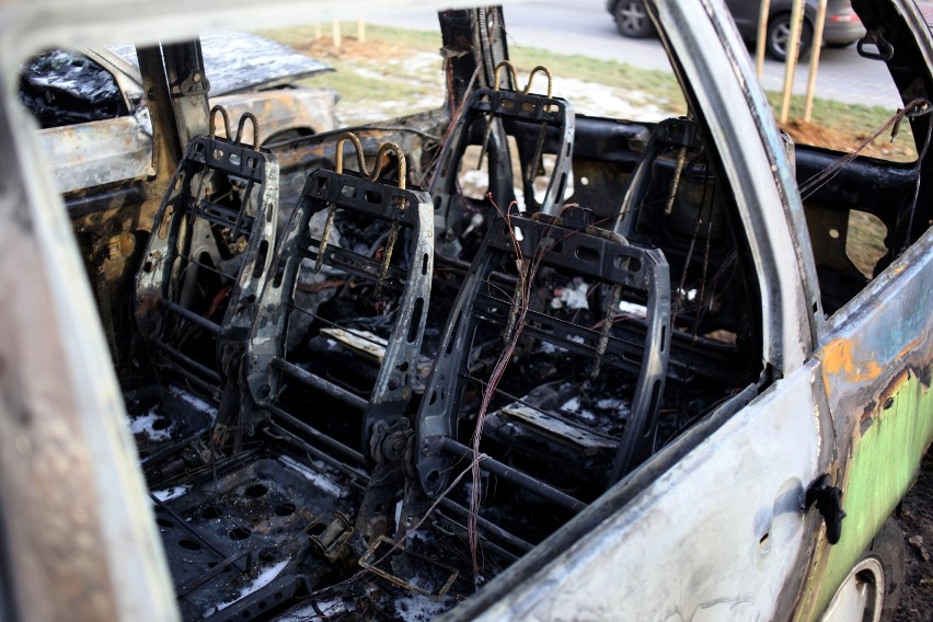 Spalone samochody na ul. Bochenka w Krakowie.