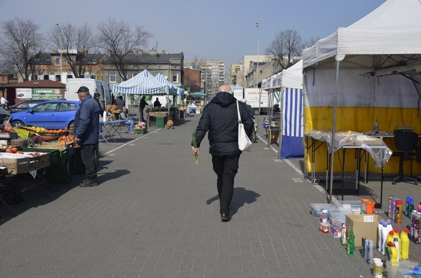 Pabianice Koronawirus. Zamknięte targowiska, a na rynku w Pabianicach dziś tłumy