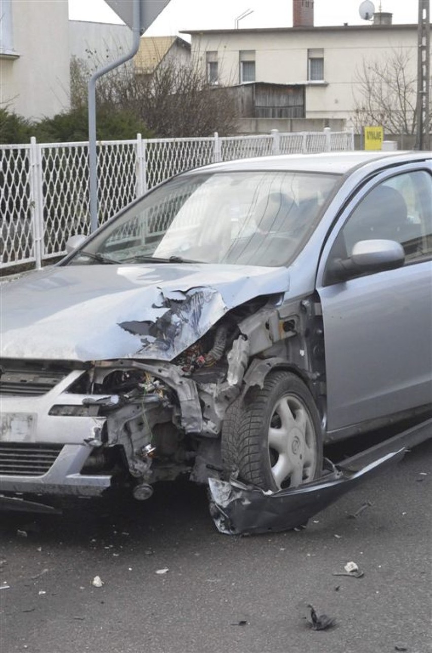 KOŚCIAN. Wypadek na skrzyżowaniu ul. Szkolnej. 3-tygodniowe dziecko w szpitalu [ZDJĘCIA]