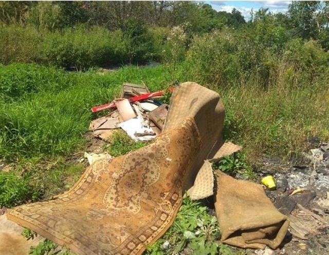 Straż Miejska wznowiła kontrole posesji i sprawdza co trafia do pieców. Te odpady miały być spalone.