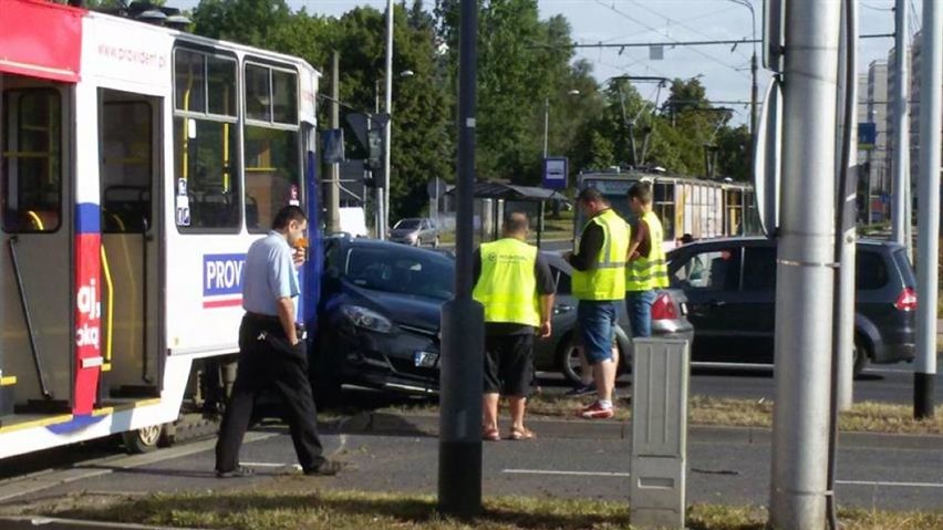 Zderzenie samochodu z tramwajem na skrzyżowaniu Armii Krajowej z aleją Jana Pawła II [ZDJĘCIA]