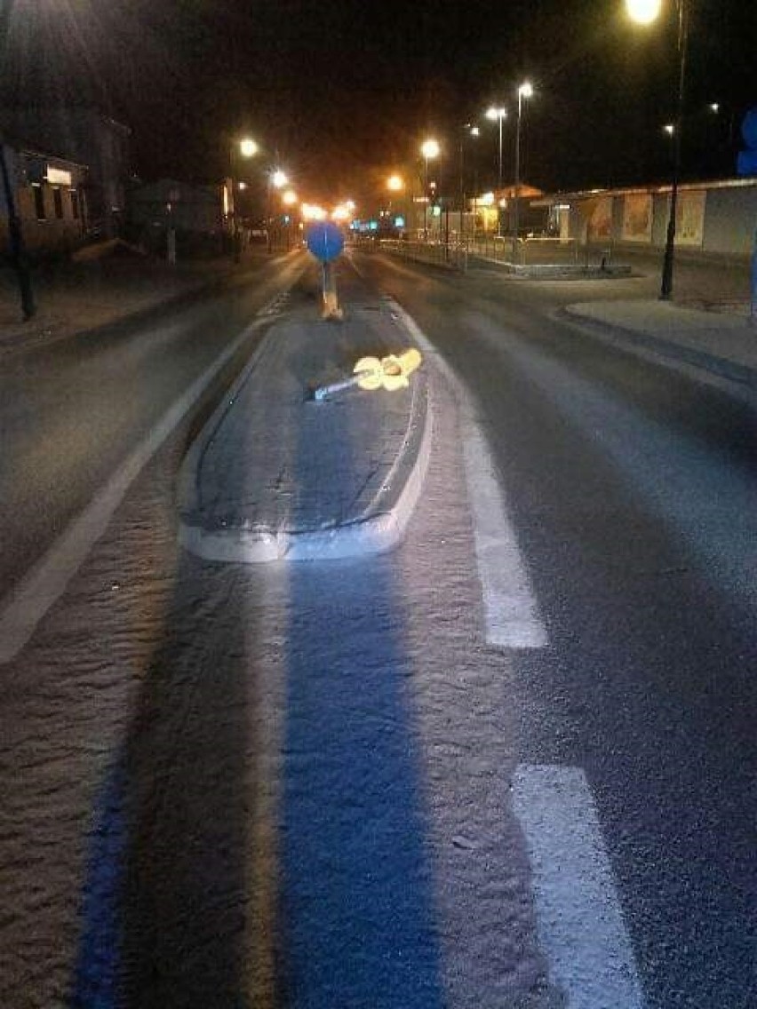 W Aleksandrowie Kujawskim na ulicy Słowackiego kierowca opla wjechał na wysepkę i staranował znak. Był pijany [zdjęcia]