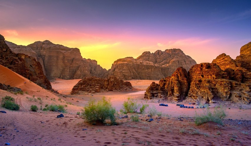 Pustynia Wadi Rum urzeka kolorami piasku, malowniczymi...