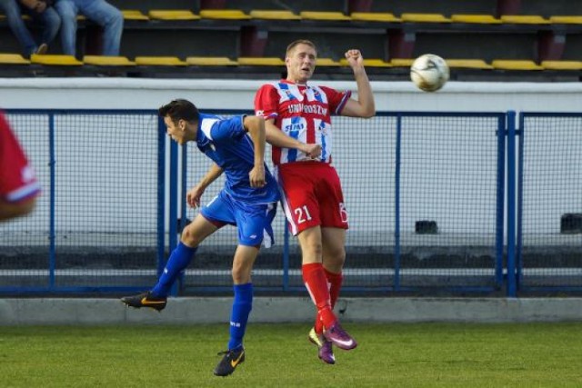 Piotra Gląby (na niebiesko) zabraknie w sobotnim meczu.
