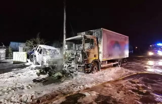 Dwa samochody osobowe i tir spłonęły doszczętnie w pożarze, który wybuchł w piątek (6 marca) o świcie pod Pabianicami. 

Zobacz zdjęcia na kolejnych slajdach 