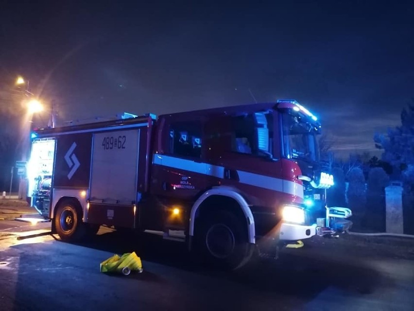 Pożar trzech samochodów pod Pabianicami. Spaliły się dwa auta osobowe i tir ZDJĘCIA