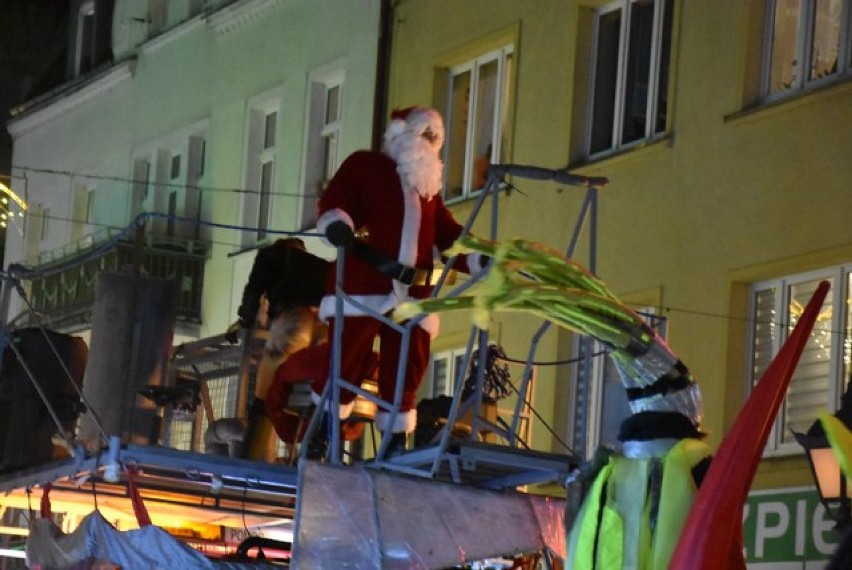 Mobilna fabryka św. Mikołaja odwiedziła Wrześnię! Na rynku odpalono lampki na choince, a w tle zabrzmiały świąteczne piosenki!