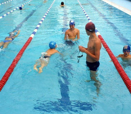 Na Basenie Krytym Rataje organizowane są m.in. zajęcia nauki i doskonalenia pływania dla dorosłych.  - Fot. Fregata Swimming