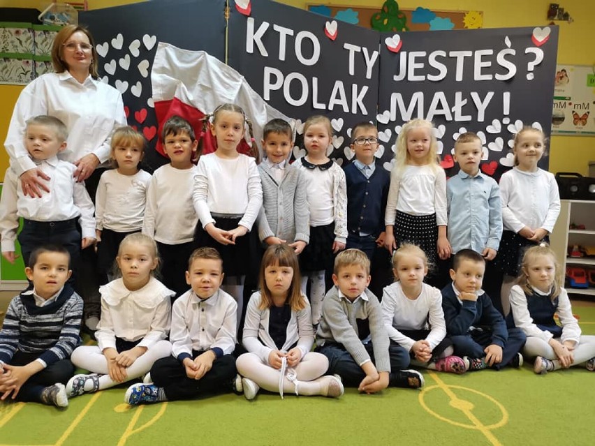 Grupa 5,6-latków ZSP w Przyprostyni świętowała 104 rocznicę odzyskania niepodległości. Śpiewali Hymn Polski - 10.11.2022