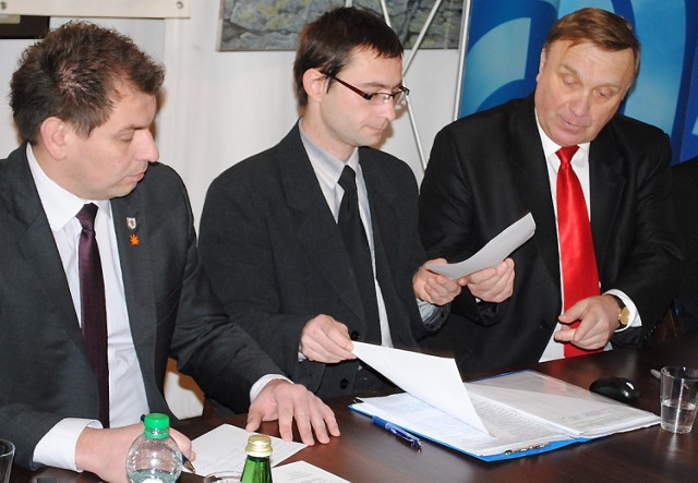 Aleksander Pawłowski (z prawej) i Rafał Matyjasek podpisują porozumienie. Z lewej poseł Maciej Wydrzyński