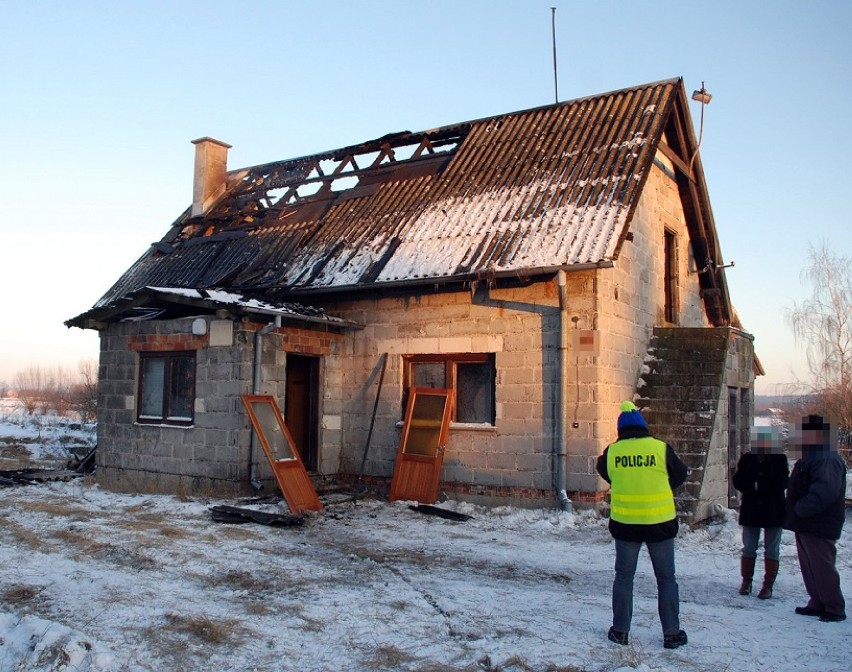 Pożar domu w Bronisławowie. Znaleziono zwęglone ciało mężczyzny