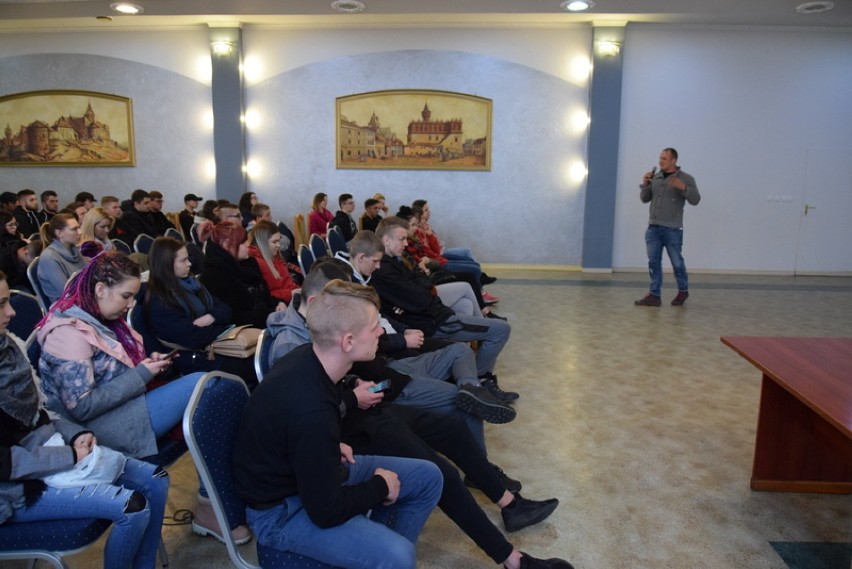 Bosski Roman w tarnowskim CKiW OHP rozmawiał z młodzieżą i śpiewał